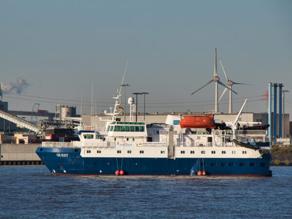 MS Quest verlässt im Charter von Adler-Expedition Hamburg mit Kurs Nordsee