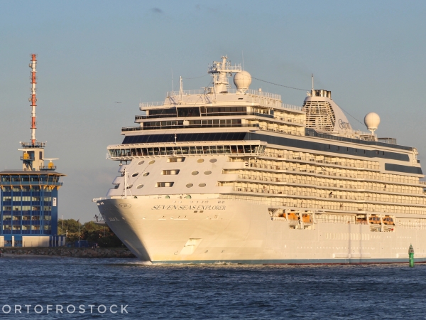 MS Seven Seas Explorer of Regent Cruises entering port