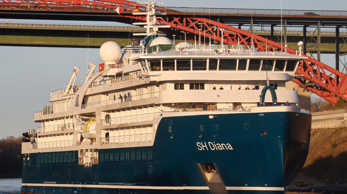 MS SH Diana of Swan Hellenic is transitting the Kiel Canal