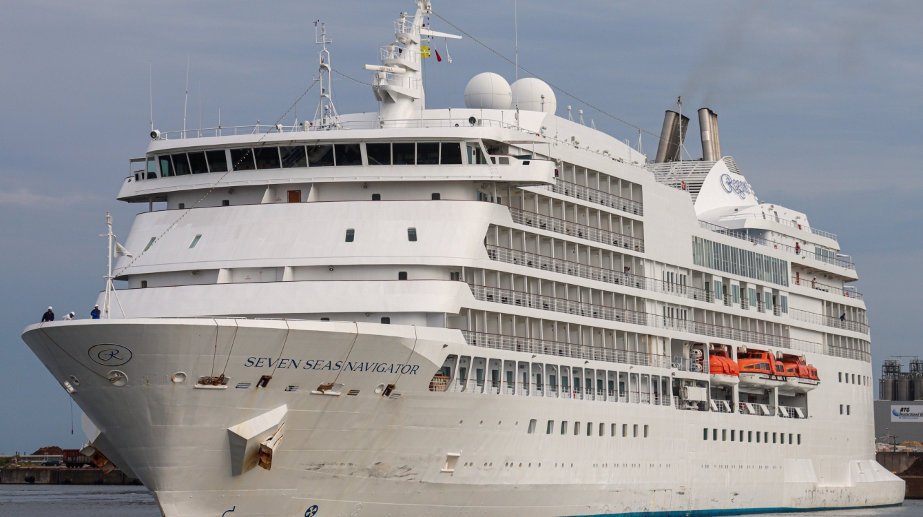 MS Seven Seas Navigator beim Einlaufen in Wismar mit zwei Stunden Verspätung