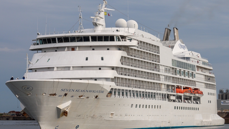 MS Seven Seas Navigator beim Einlaufen in Wismar mit zwei Stunden Verspätung