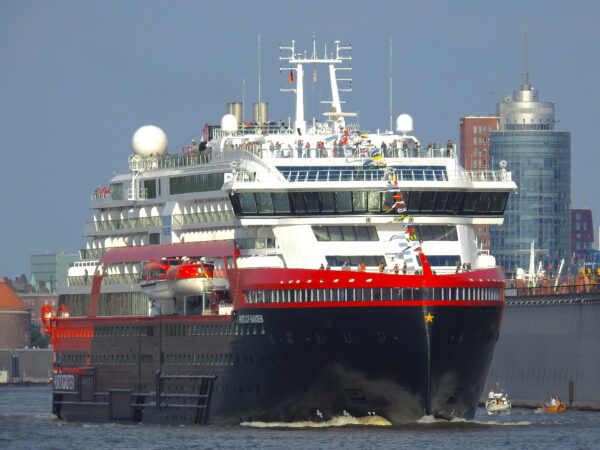 MS Fridtjof Nansen von Hurtigruten verlässt Hamburg