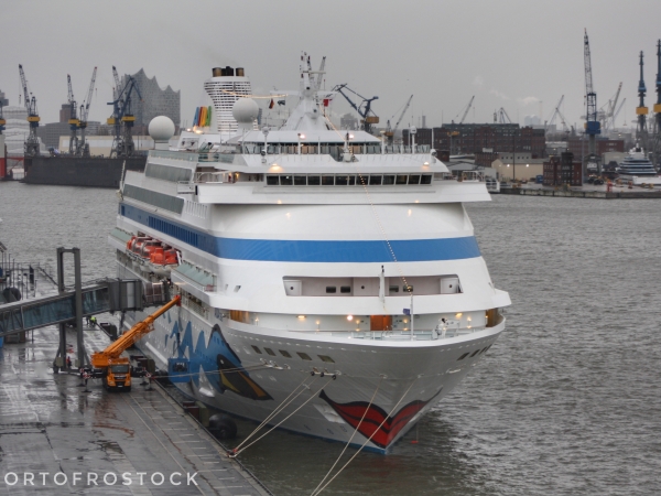 MS AIDAcara in rainy Hamburg