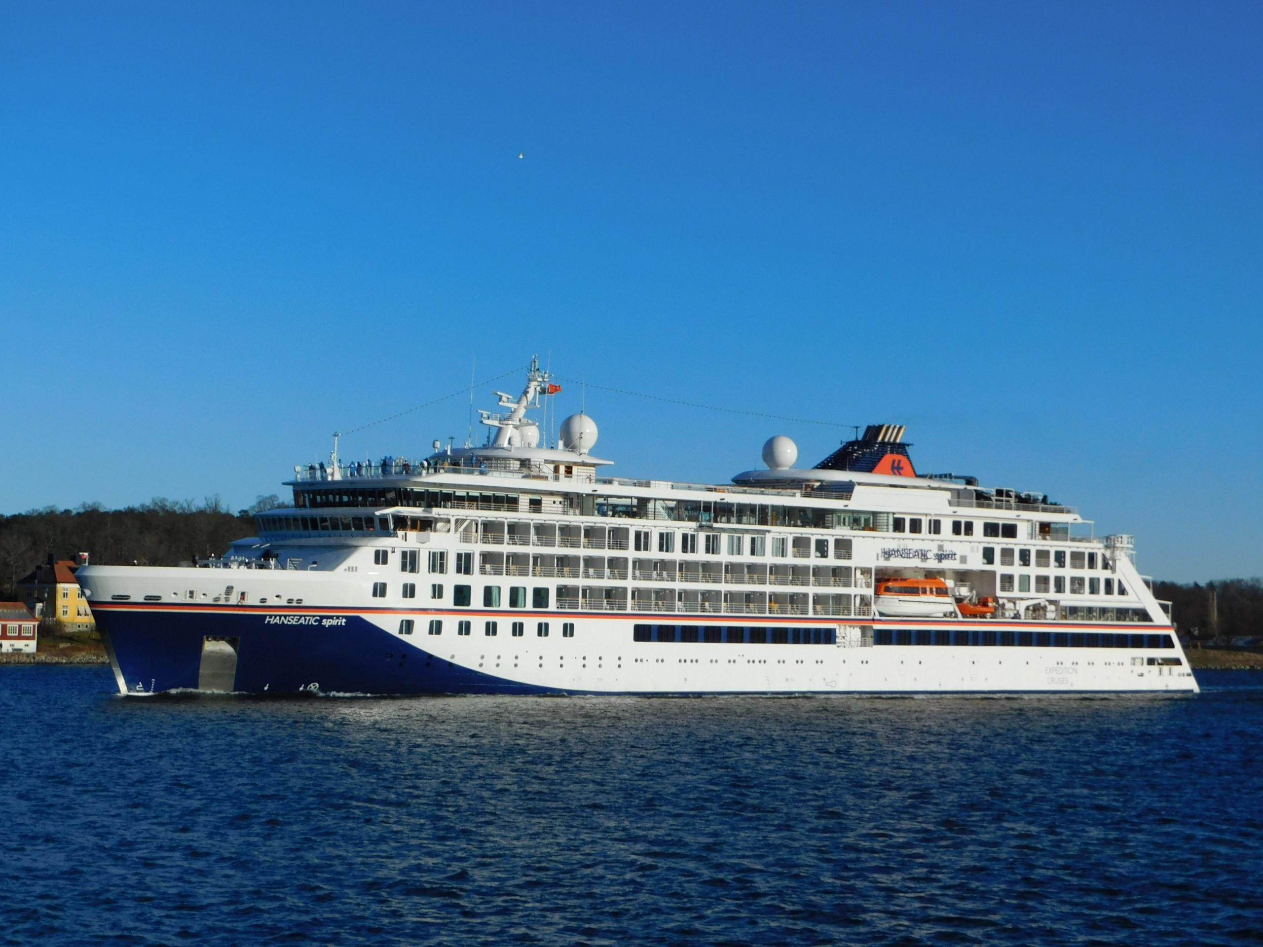 Hanseatic Spirit einlaufend Stockholm am Vormittag des 07.02.22