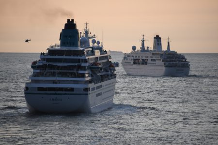 MS Amadea und MS Deutschland verlassen Bremerhaven
