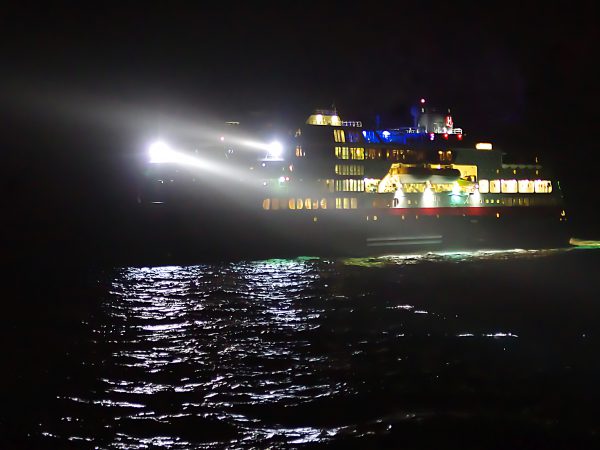 MS Trollfjord begegnet MS Lofoten bei Skjervoy in der Polarnacht