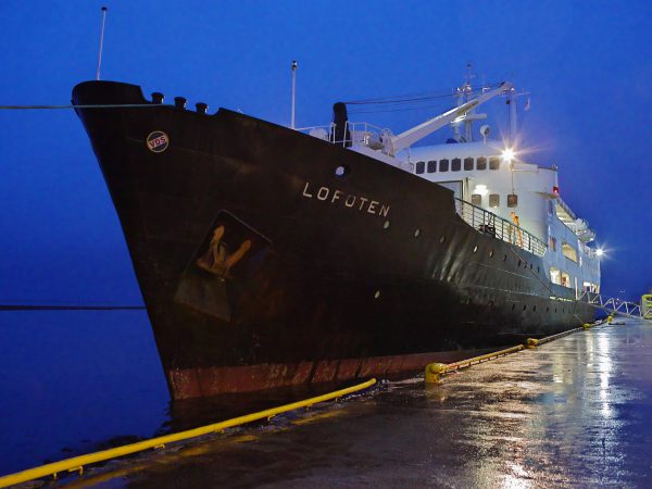 Im Hafen von Bronnoysund in Polarnacht-Dämmerung um 15:51 Uhr
