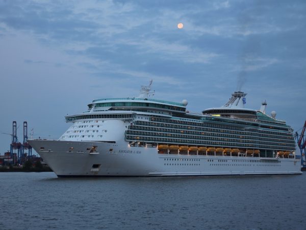 MS Navigator of the Seas erreicht Hamburg