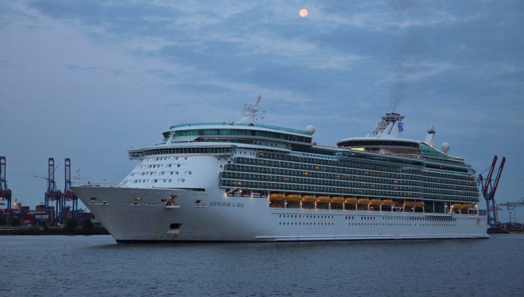 MS Navigator of the Seas erreicht Hamburg