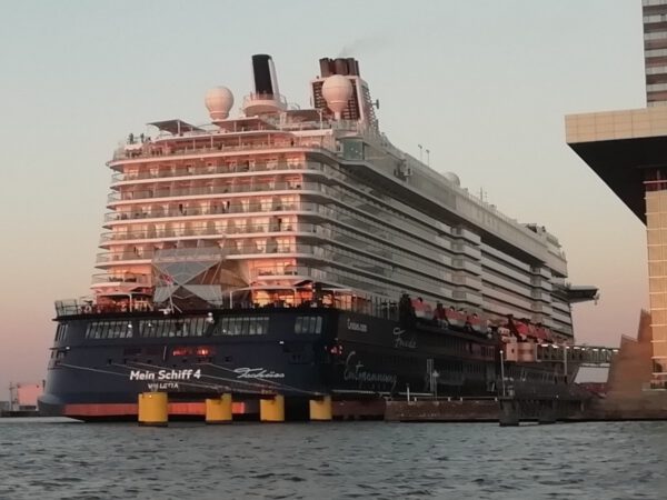 MS Mein Schiff 4 längsseits in Amsterdam.