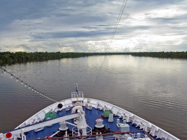 Amazonas auf Reede: MS Astor