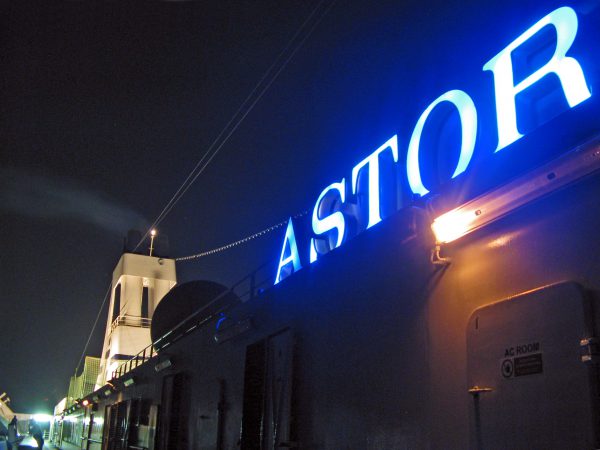 MS Astor nachts an Deck