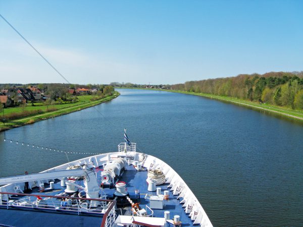 Nord-Ostsee-Kanal-Passage MS Astor