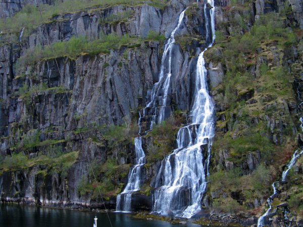MS ASTOR vor dem Trollfjord Wasserfall