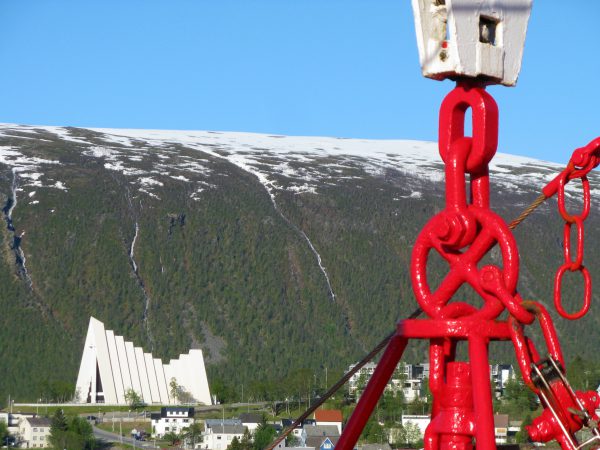 MS ASTOR Davit mit Eismeerkathedrale Tromso