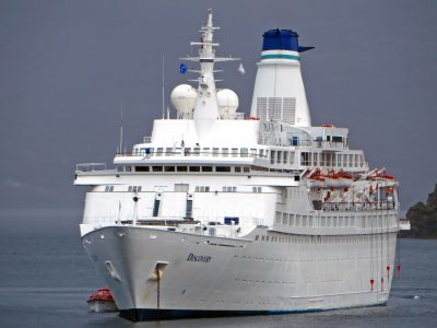 MS Discovery at anchor CMV