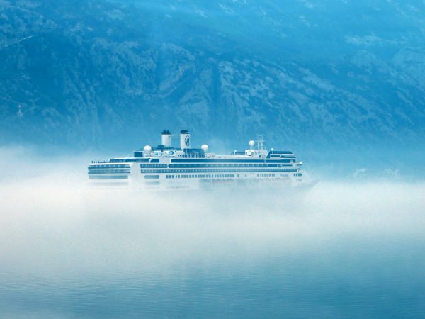 Nebel-Reede in Montenegro: MS Rotterdam