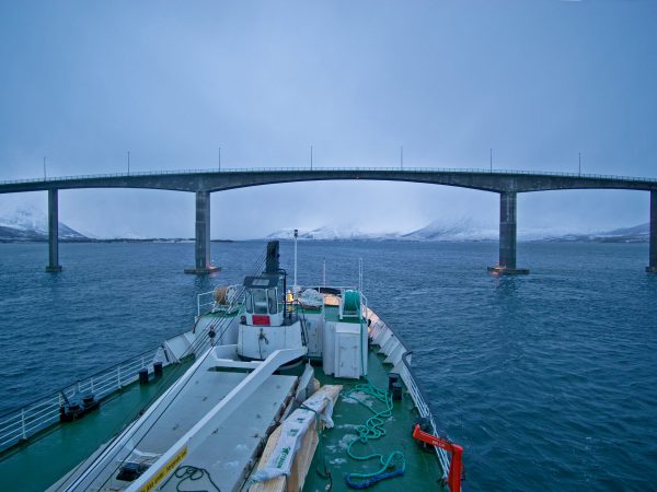 MS Lofoten Brückenpassage
