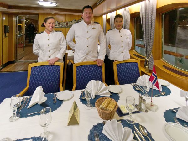 MS Lofoten mit charmanter Restaurant-Crew am Kapitäns-Tisch