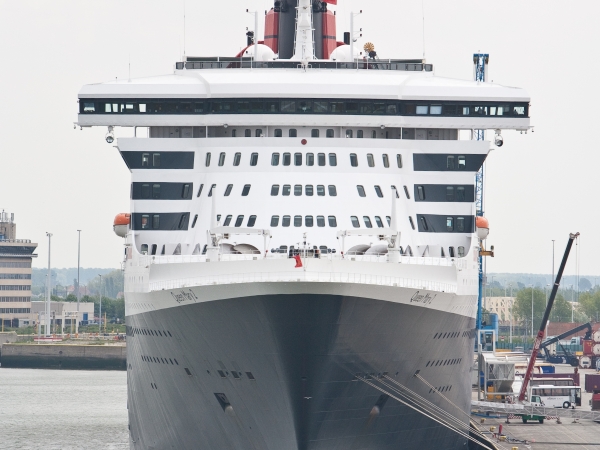 MS Queen Mary 2 bow