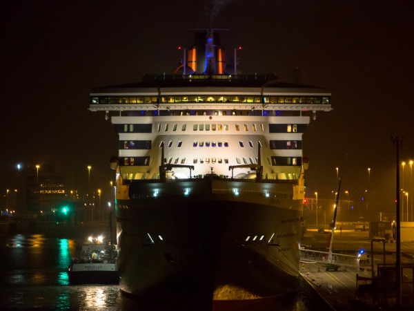 MS Queen Mary 2 bow