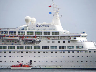 MS Discovery auf Reede CMV