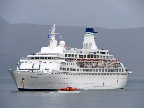 MS Discovery auf Reede 