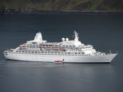 MS Discovery auf Reede CMV