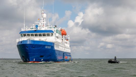 MS Quest mit Zodiac-Service für Adler-Schiffe-Expedition