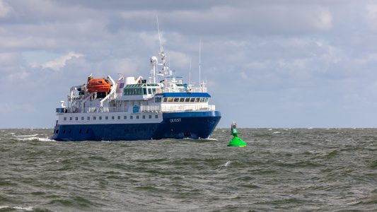 MS Quest vor Sylt für Adler-Schiffe-Expedition