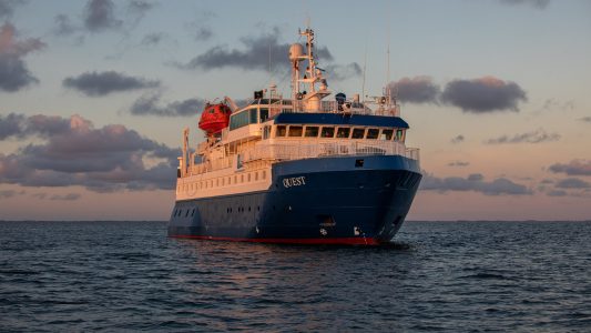 MS Quest in Fahrt für Adler-Schiffe-Expedition