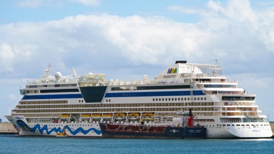 MS AIDAbella bunkering operations