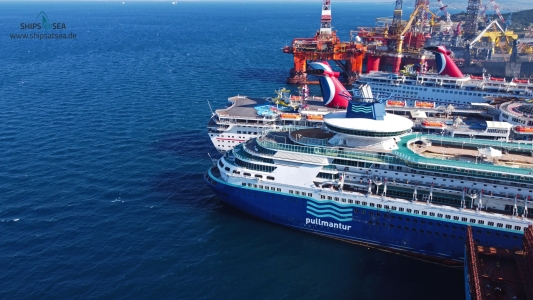 MS Monarch of Pullmantur Cruises beached
