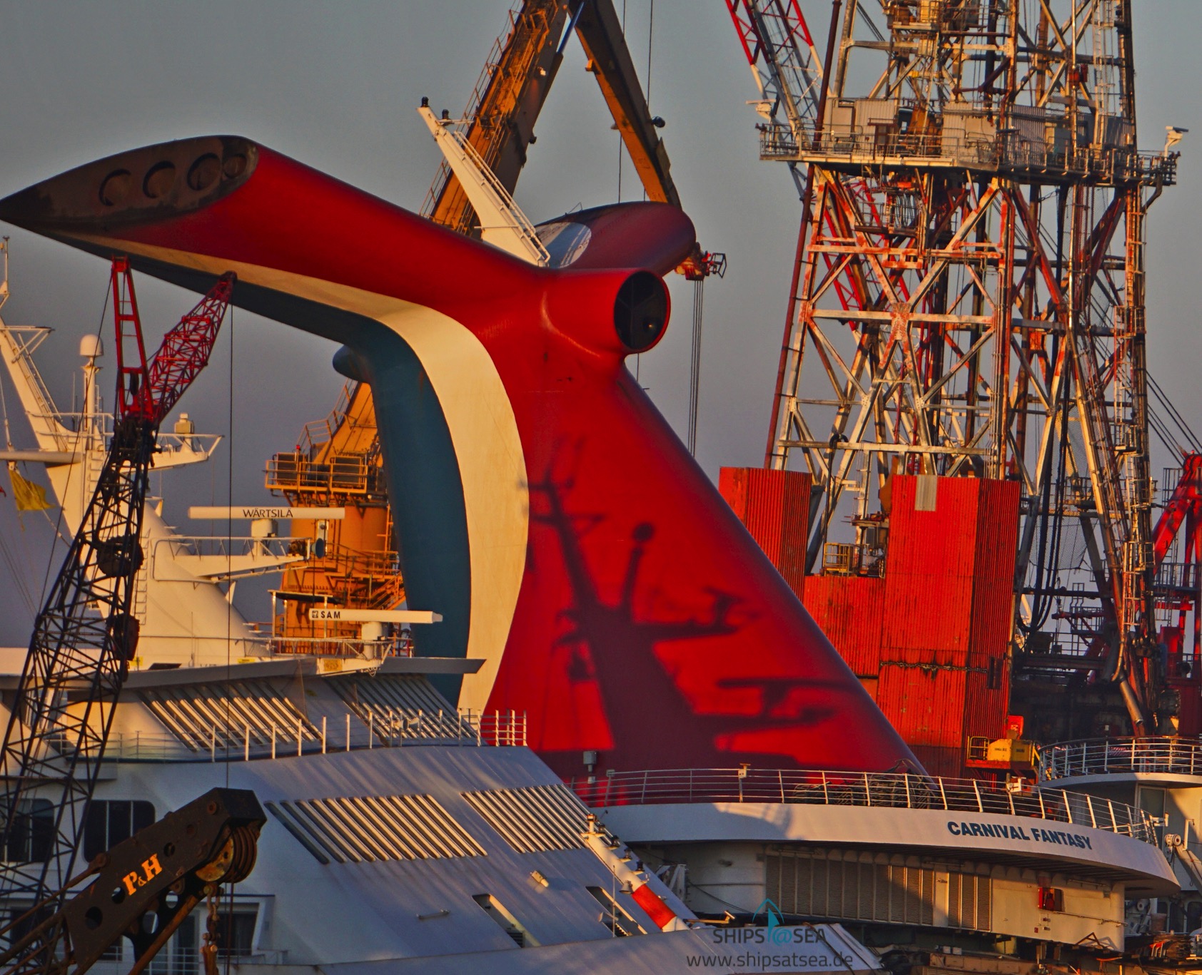 MS Carnival Fantasy funnel of Carnival Cruise Lines scrap Aliaga