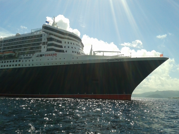 Impressive close-up of Cunard´s MS Queen Mary 2