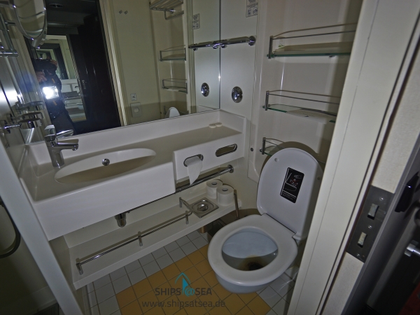 MS ASTOR Baltic Deck Cabin 540 bathroom
