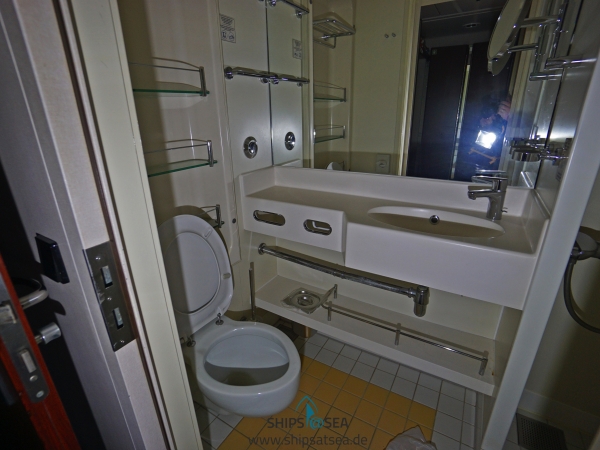 MS ASTOR Baltic Deck Cabin 471 bathroom