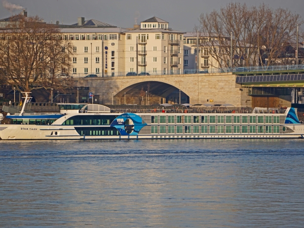 MS Viva Tiara in front of the Kennedy-Brücke/Bonn