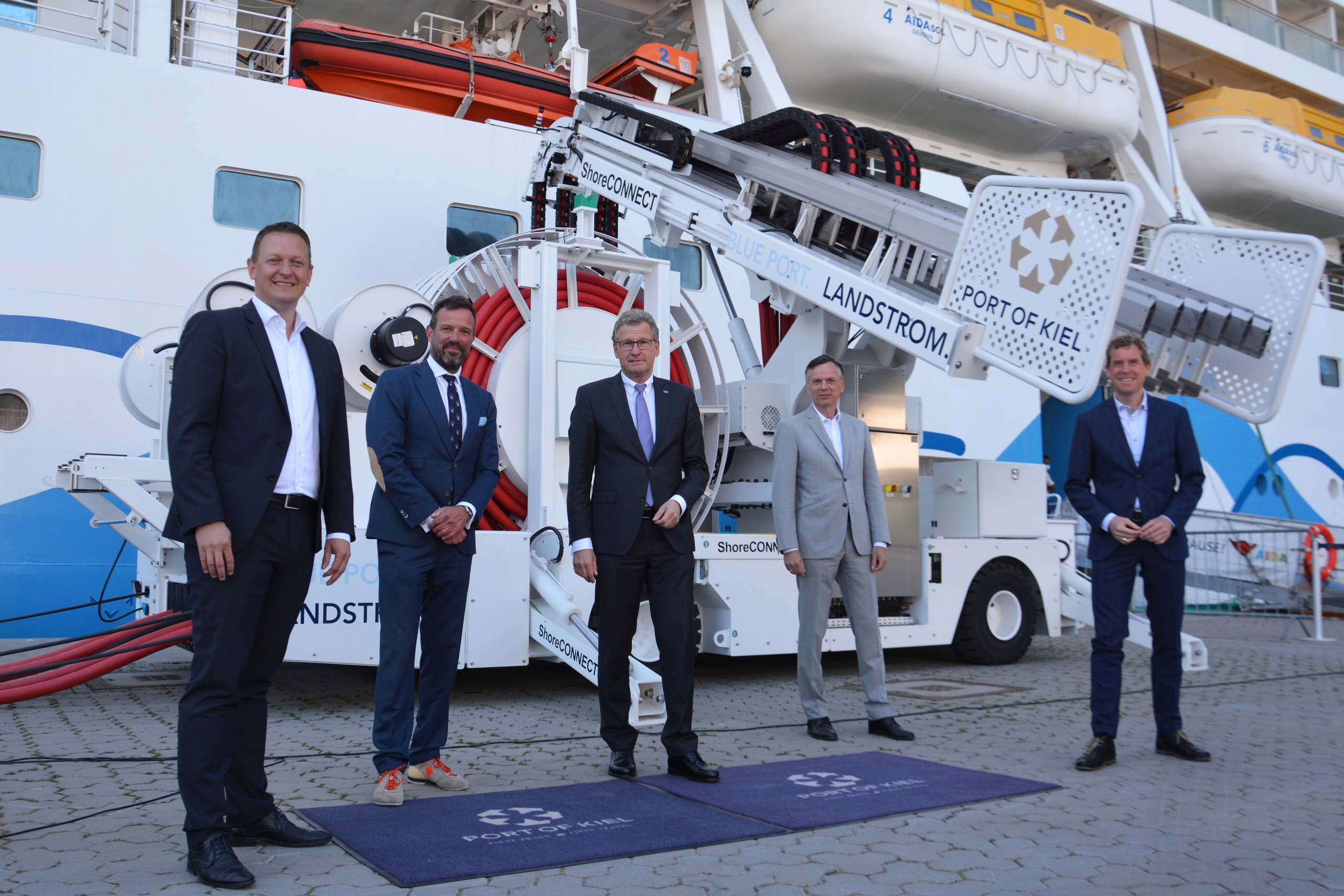 Freuen sich über die Eröffnung der Landstromanlage in Kiel: Das AIDA-Team