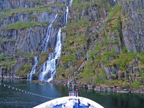180°-turn at the end of the Trollfjord of MS ASTOR