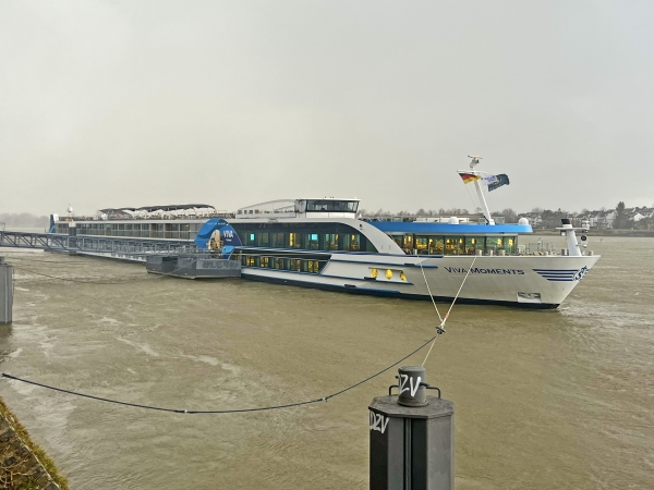 MS VIVA Moments during bad weather in Bonn