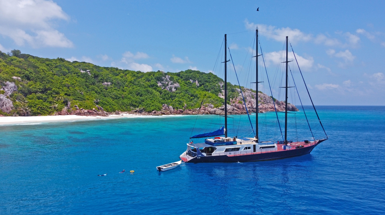SY Sea Star at anchor for snorkeling