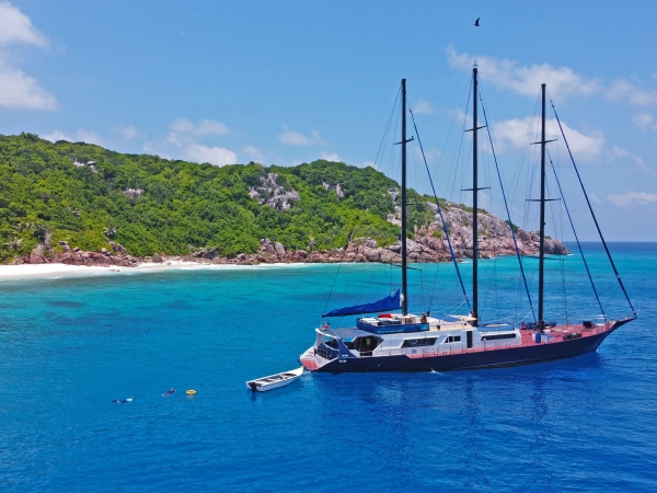 SY Sea Star at anchor for snorkeling
