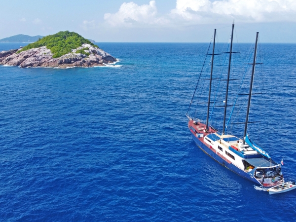 SY Sea Star at anchor for diving and snorkeling