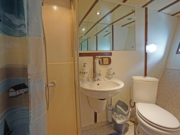 SY Sea Star Cabin 9 Bathroom