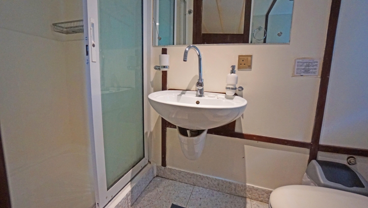 SY Sea Star Cabin 7 Bathroom