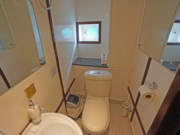 SY Sea Star Cabin 7 Bathroom