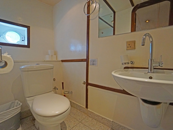 SY Sea Star Cabin 5 Bathroom