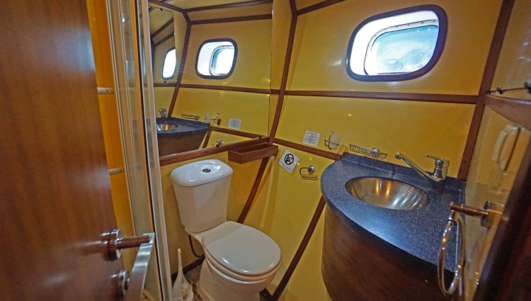 SY Sea Bird Cabin 6 bathroom