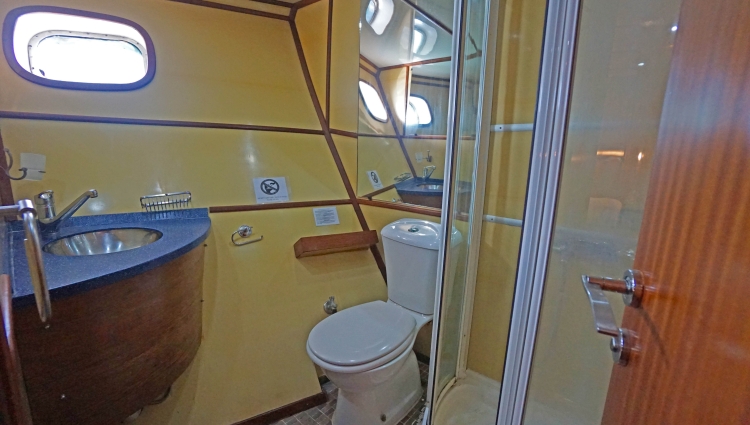 SY Sea Bird Cabin 8 bathroom